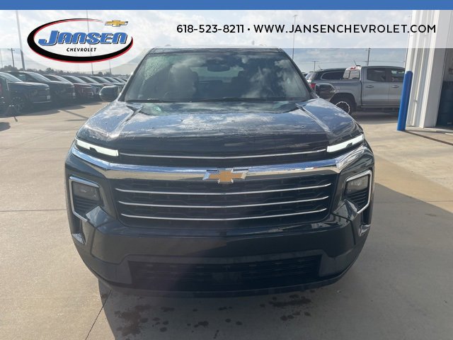 Used 2025 Chevrolet Traverse LT image 2