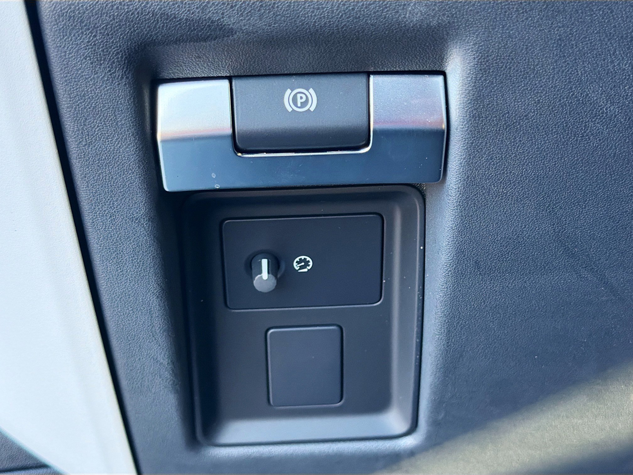 Used 2025 Land Rover Defender 130 S image 37