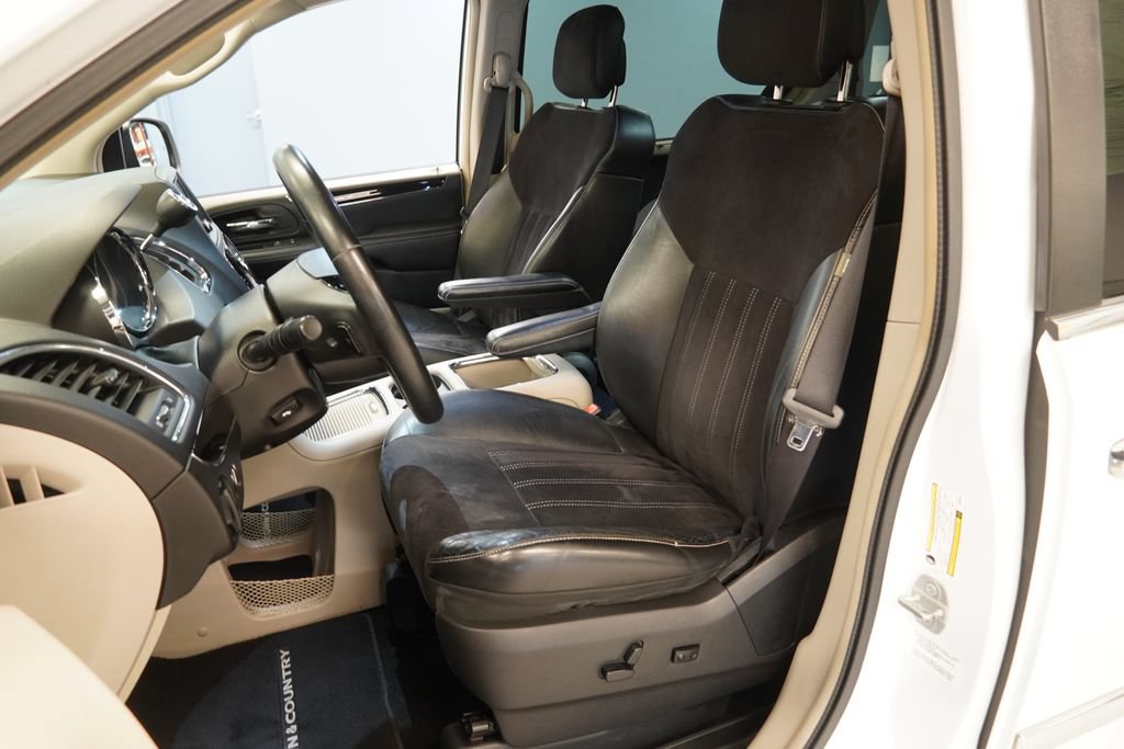 Used 2014 Chrysler Town & Country Touring-L FWD image 3