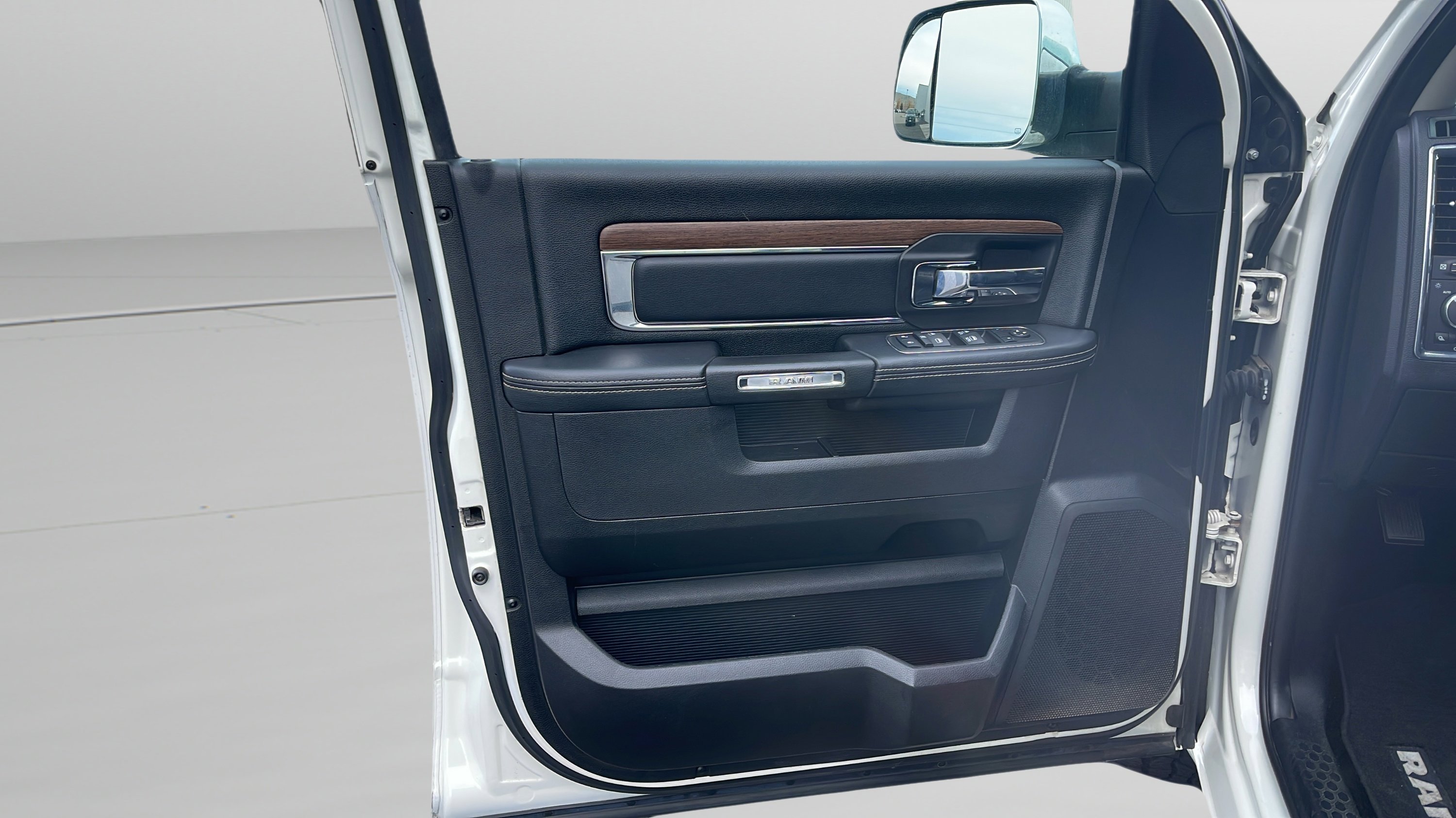 Used 2016 RAM 1500 Laramie w/ Convenience Group image 20