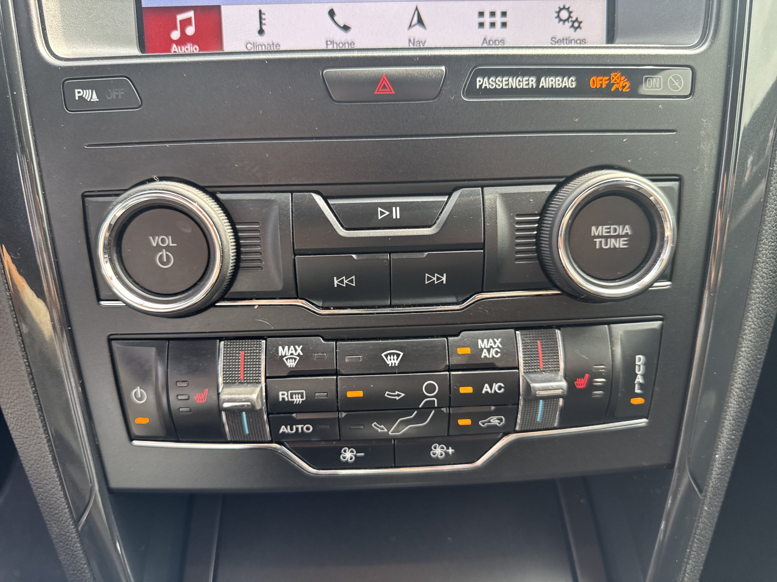 Used 2019 Ford Explorer XLT w/ Equipment Group 202A FWD image 16