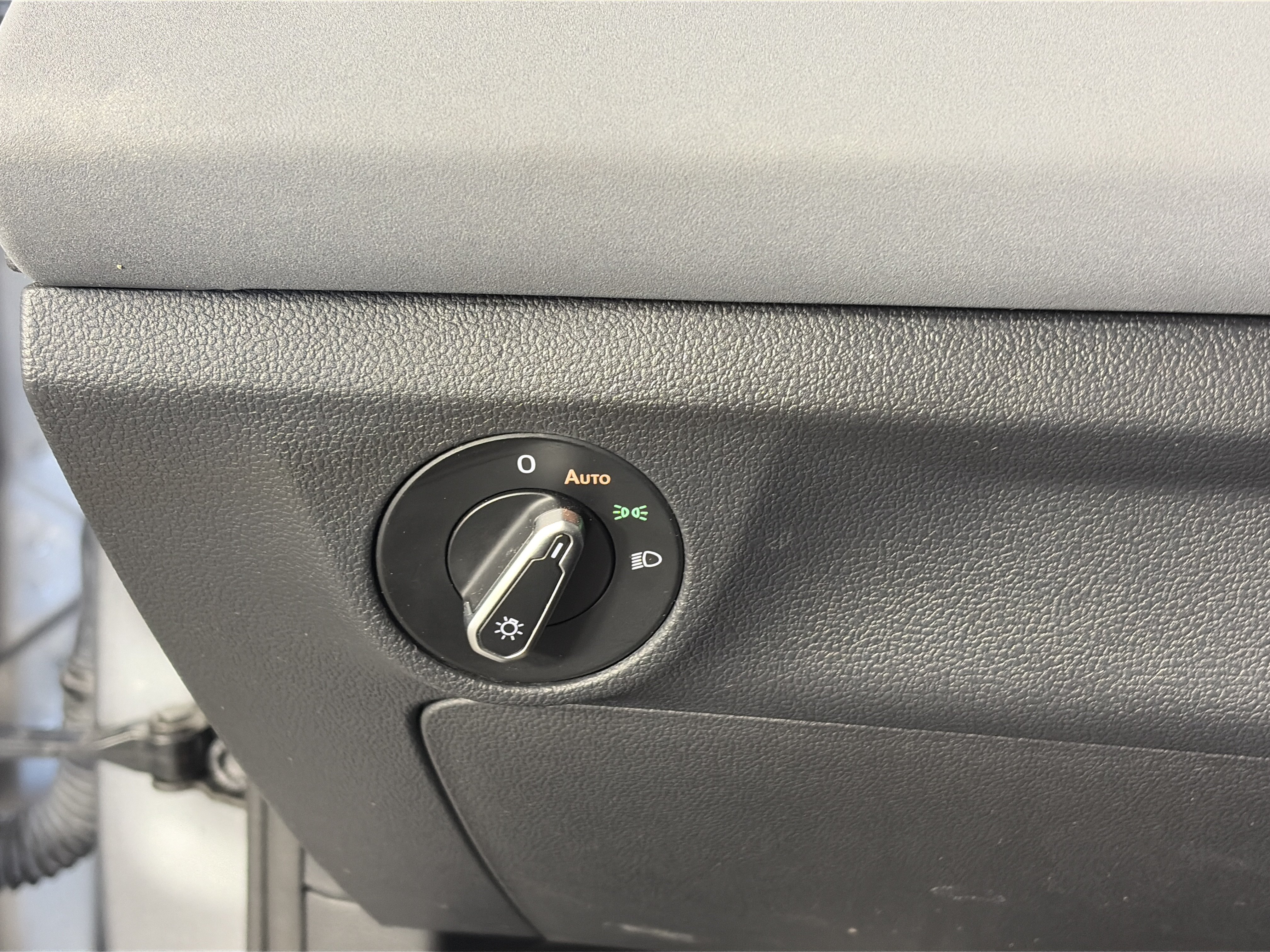 Used 2025 Volkswagen Jetta SE FWD image 29