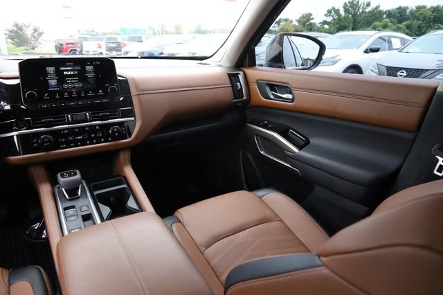Certified 2025 Nissan Pathfinder Platinum w/ Cargo Package FWD image 29