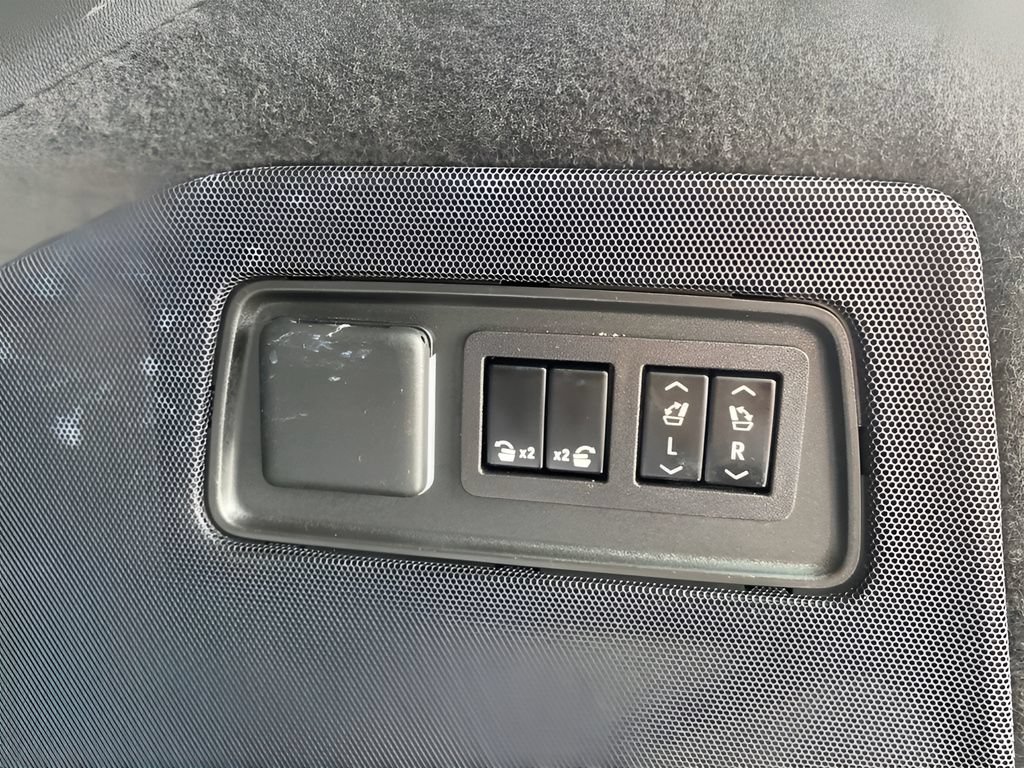 Used 2024 Cadillac Escalade Premium Luxury AWD/4WD image 12