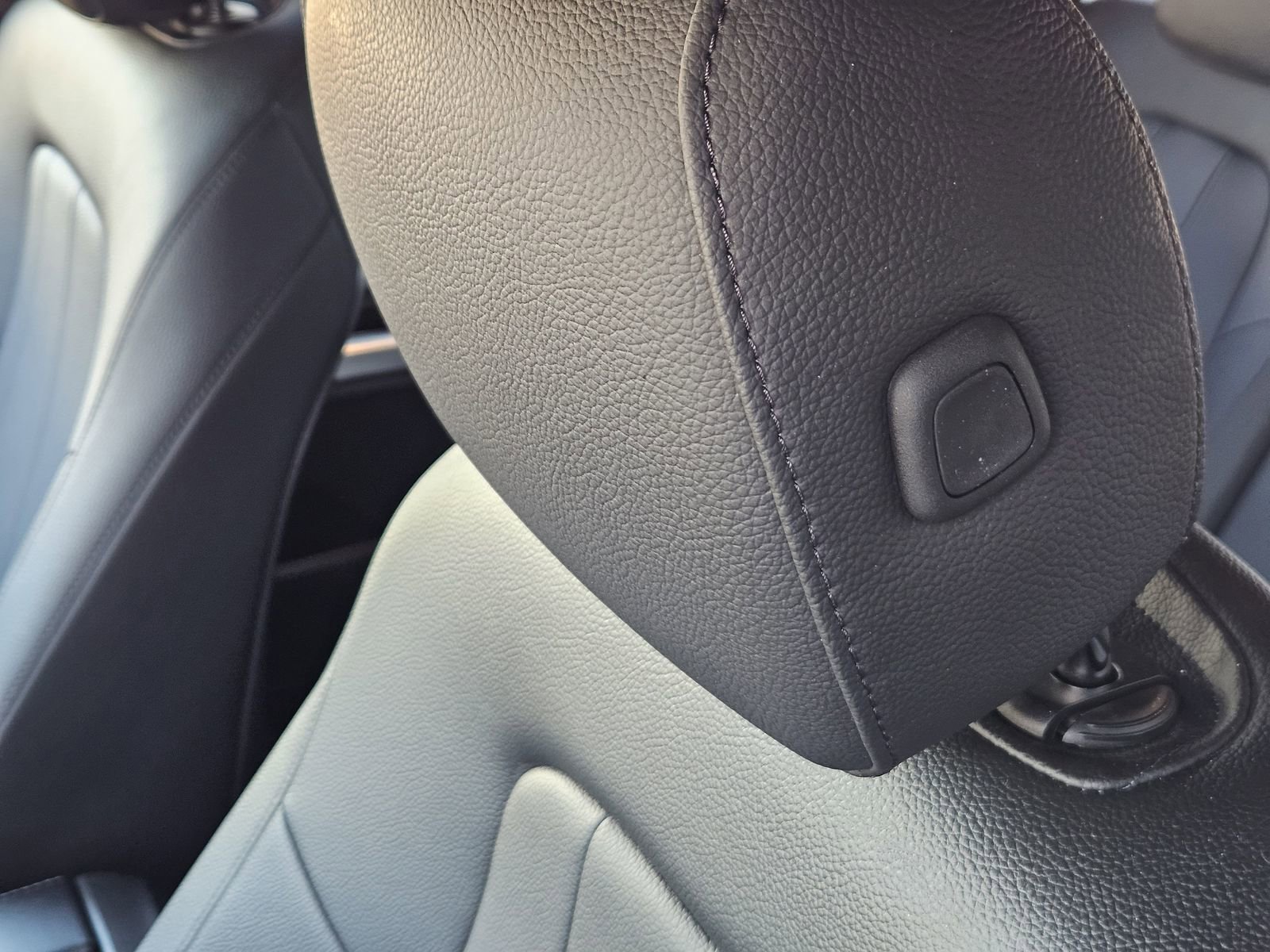 Used 2025 Mercedes-Benz GLB 250 4MATIC image 35