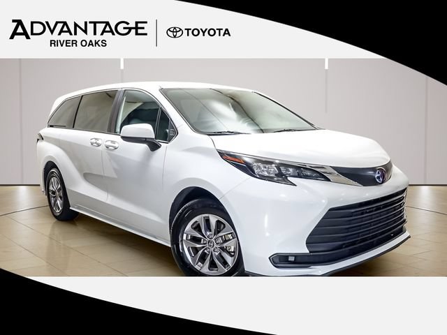 Certified 2025 Toyota Sienna LE FWD image 1
