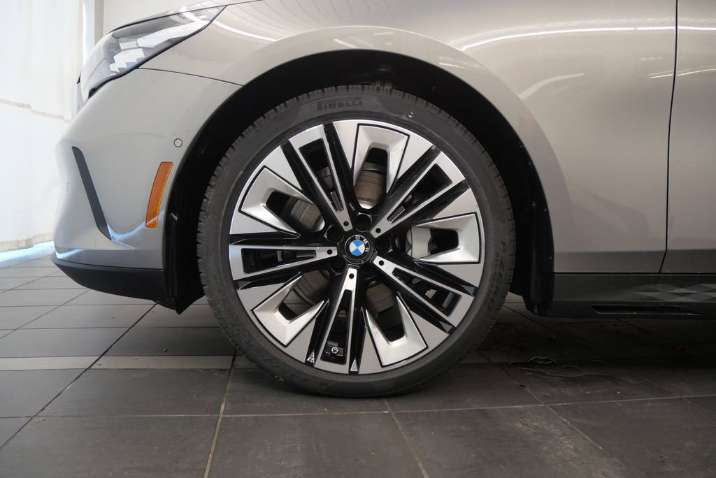 Used 2025 BMW 530i xDrive w/ Premium Package image 3