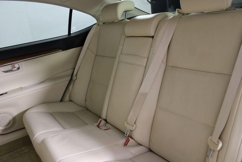 Used 2014 Lexus ES 300h w/ Luxury Package w/Bamboo Trim image 19