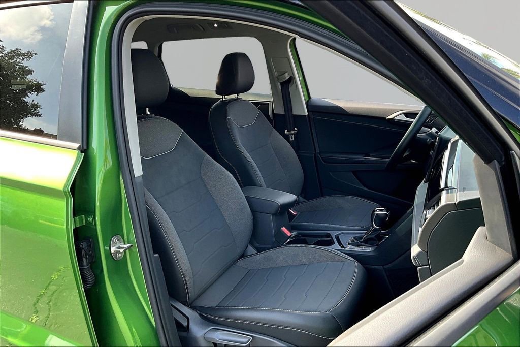 Used 2025 Volkswagen Taos SE image 27