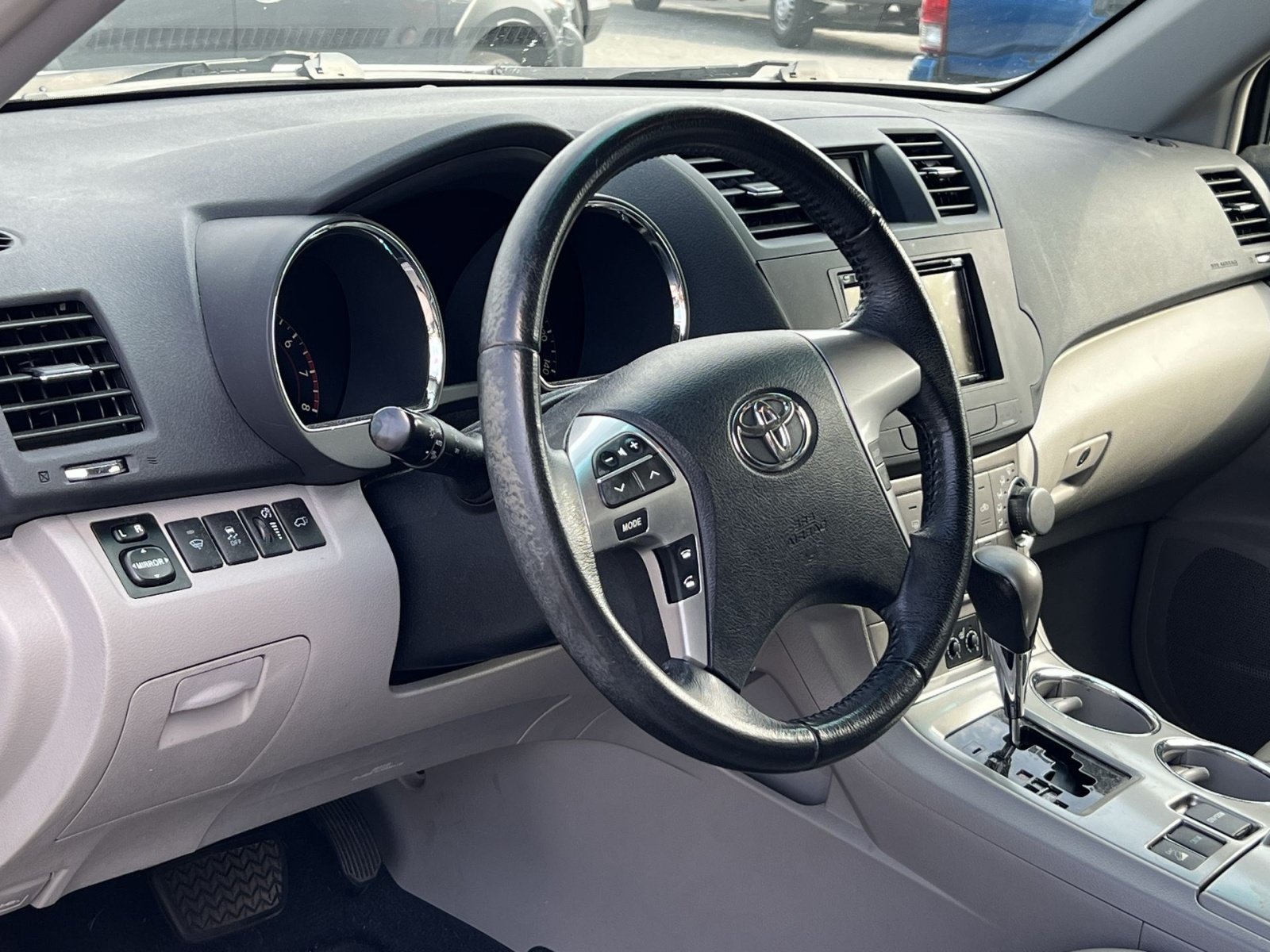 Used 2012 Toyota Highlander SE w/ Tow Pkg AWD/4WD image 16