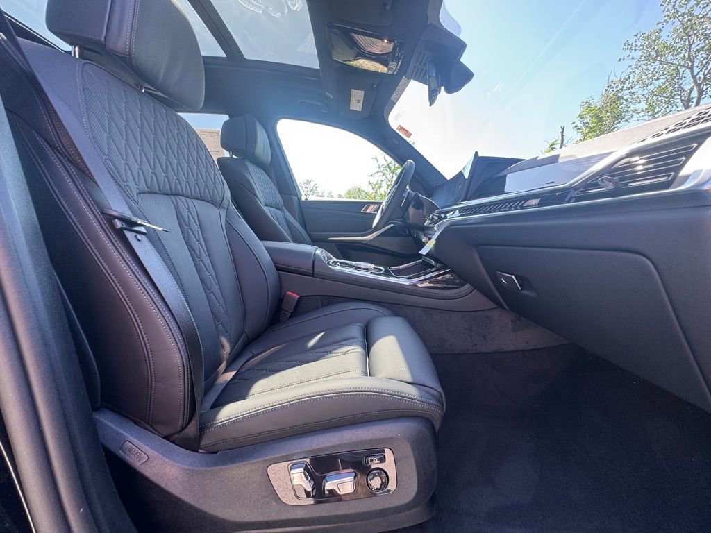 Used 2026 BMW X7 M60i w/ Climate Comfort Package image 30