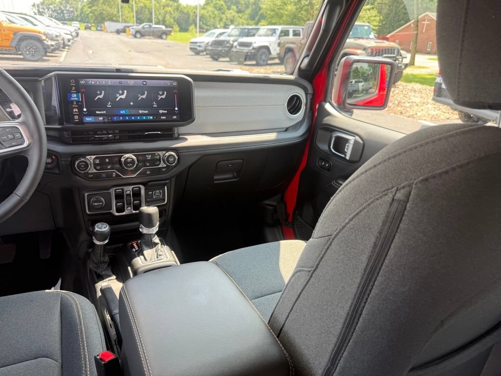 Used 2025 Jeep Wrangler Unlimited Sahara AWD/4WD image 41