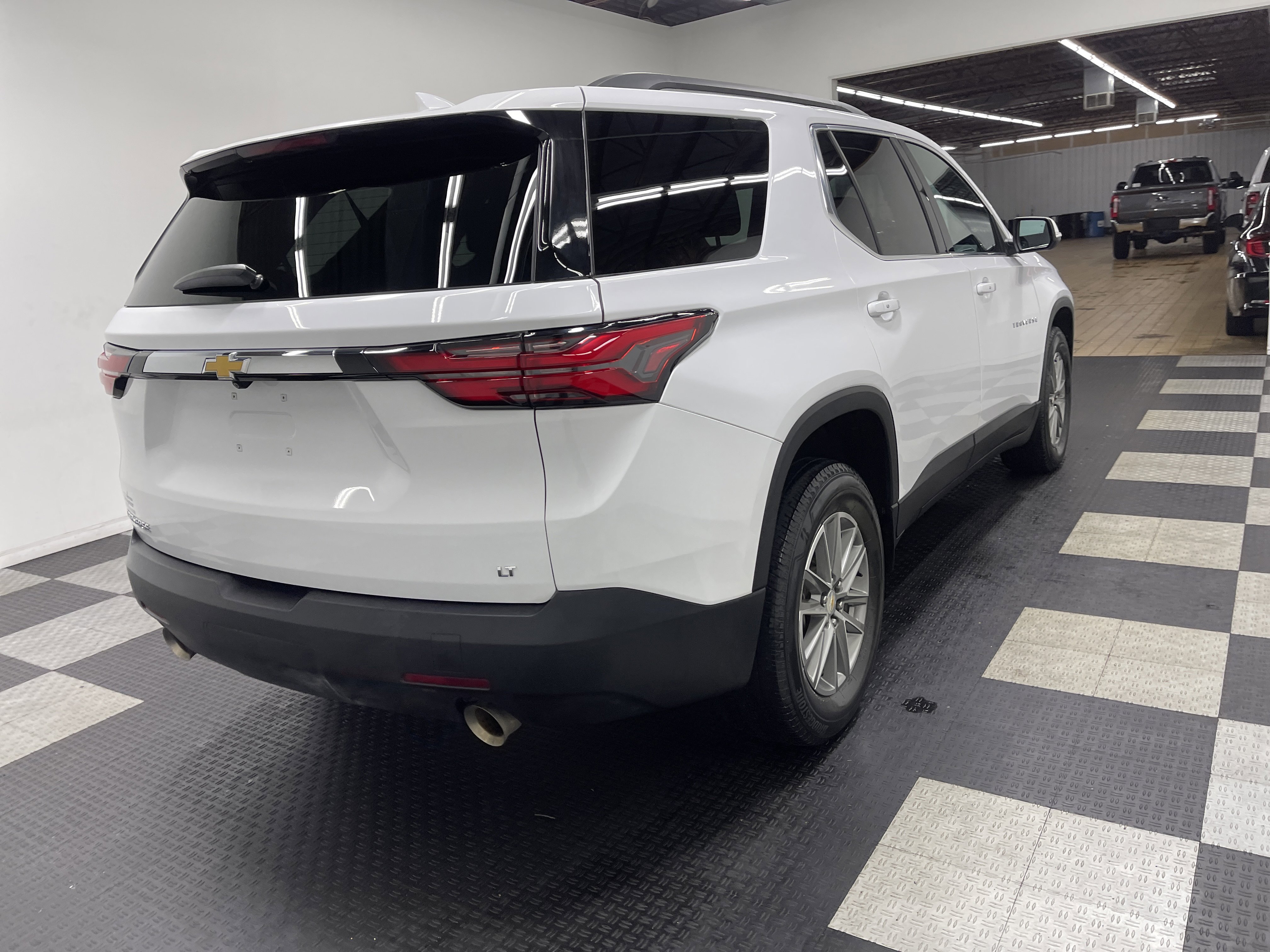 Used 2023 Chevrolet Traverse LT FWD image 5