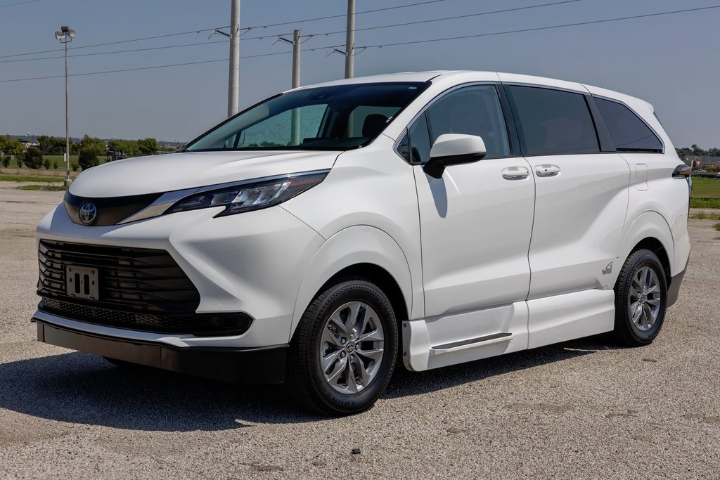 Used 2022 Toyota Sienna LE image 3