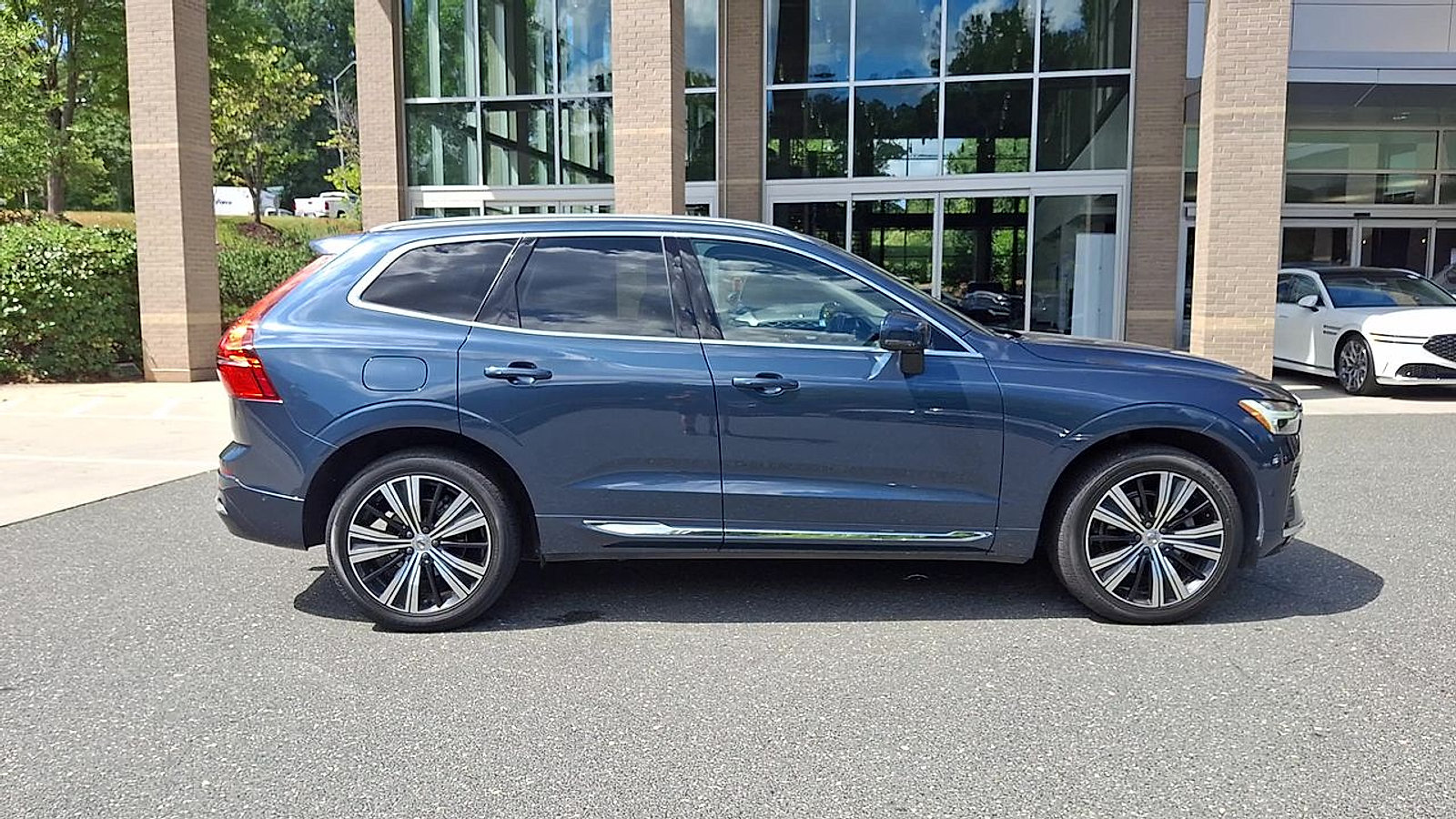 Used 2022 Volvo XC60 B5 Inscription w/ Advanced Package FWD image 5