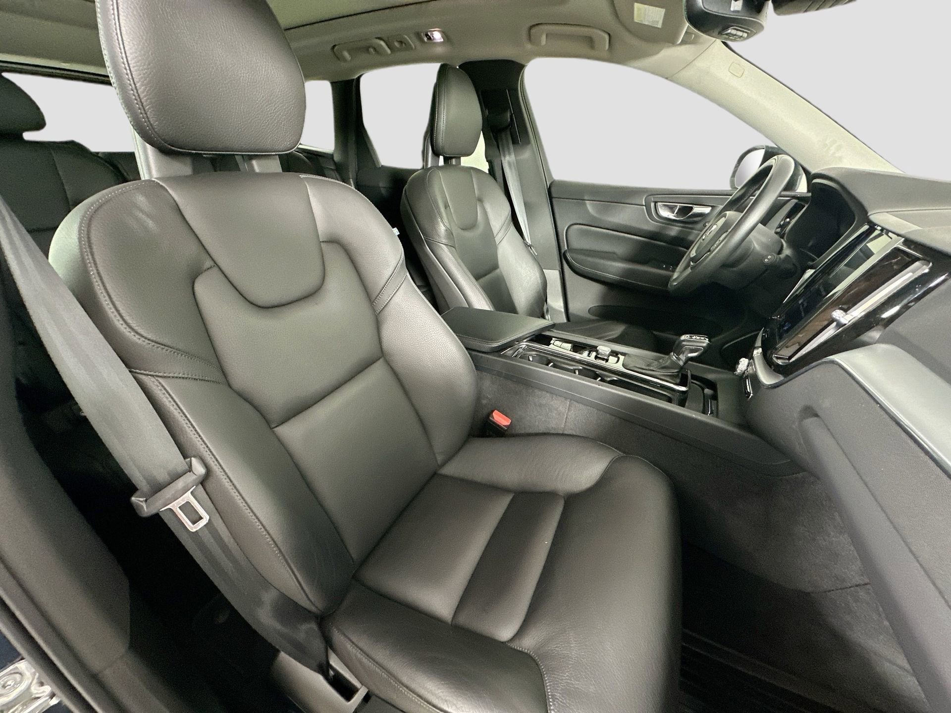 Certified 2018 Volvo XC60 T5 Momentum w/ Convenience Package image 28