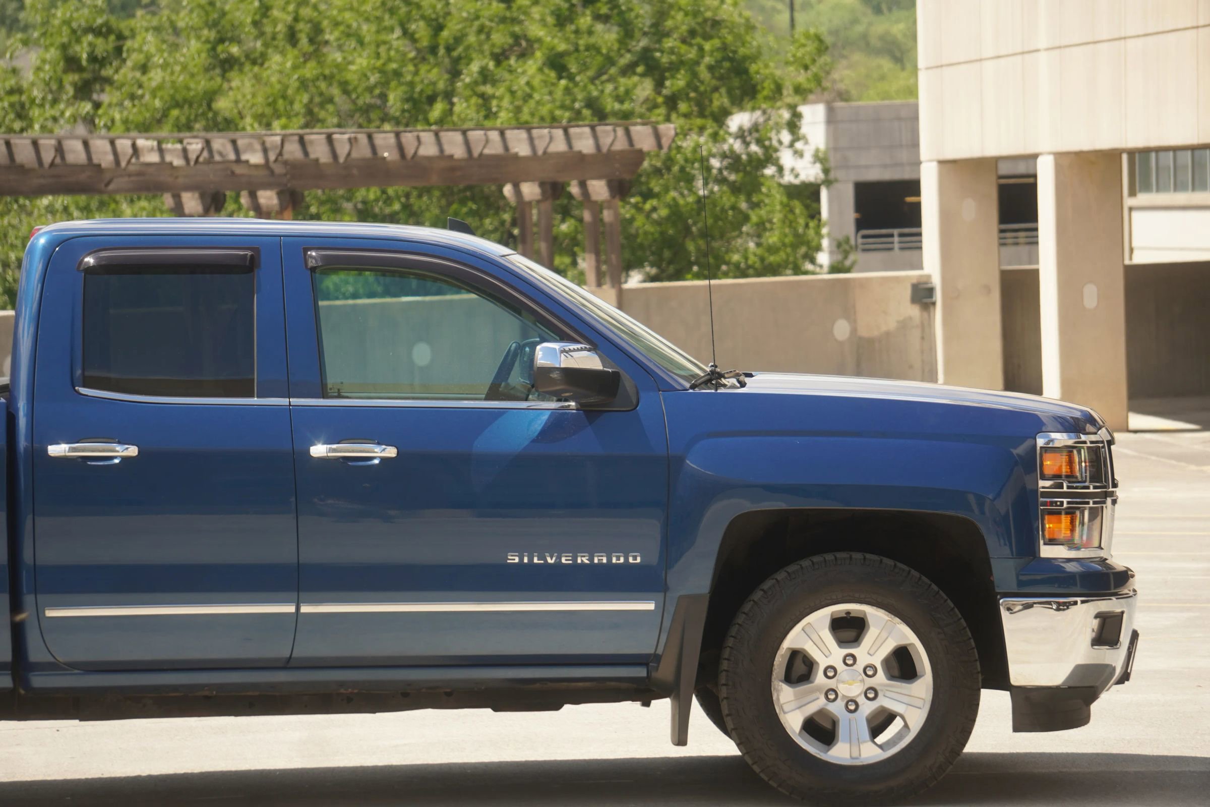 Used 2015 Chevrolet Silverado 1500 LTZ Z71 AWD/4WD image 29