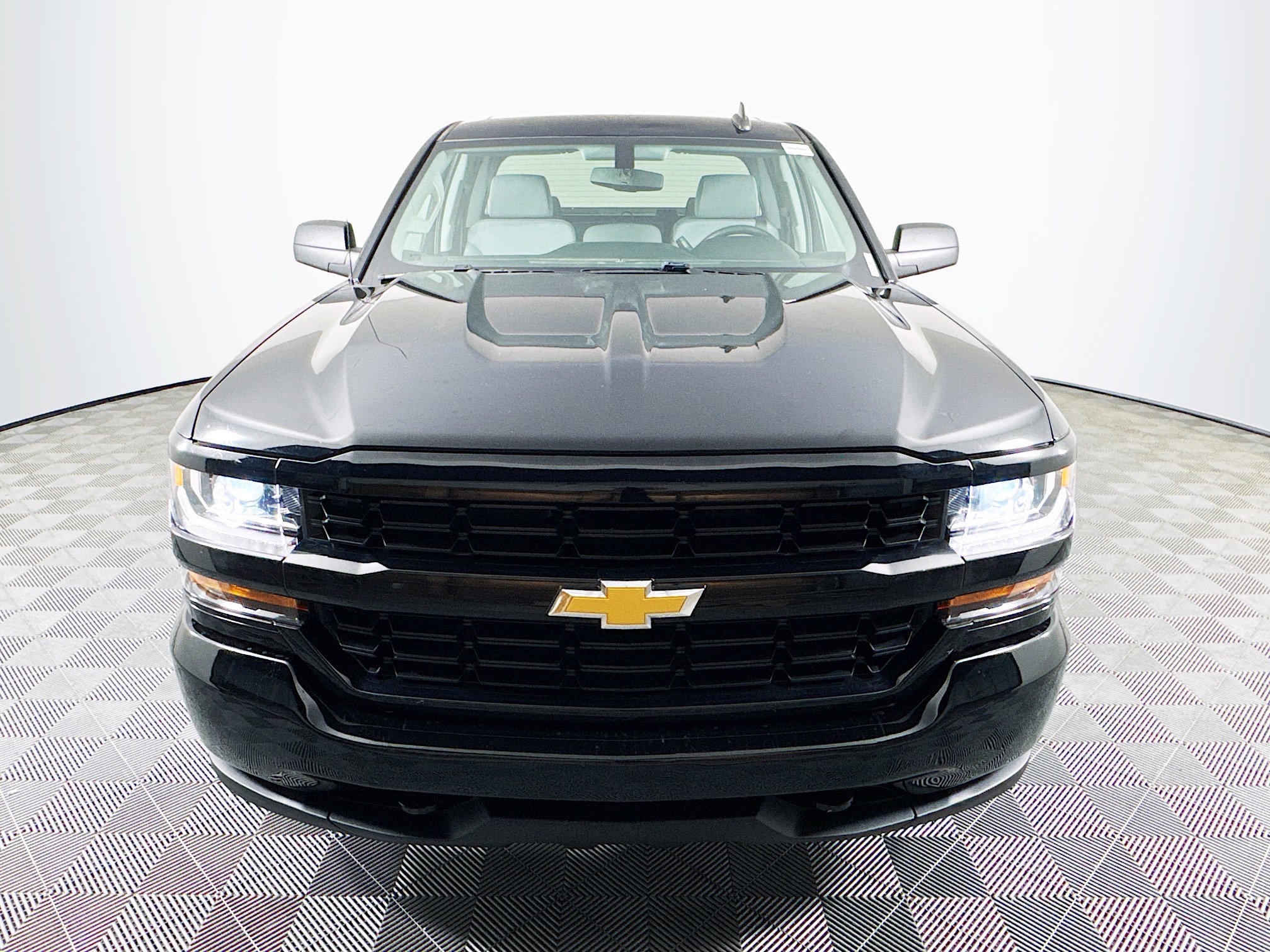 Used 2018 Chevrolet Silverado 1500 Custom w/ Custom Value Package RWD image 2