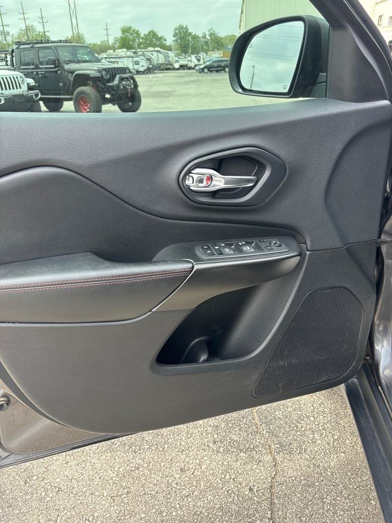 Used 2019 Jeep Cherokee Trailhawk w/ Comfort/Convenience Group AWD/4WD image 9