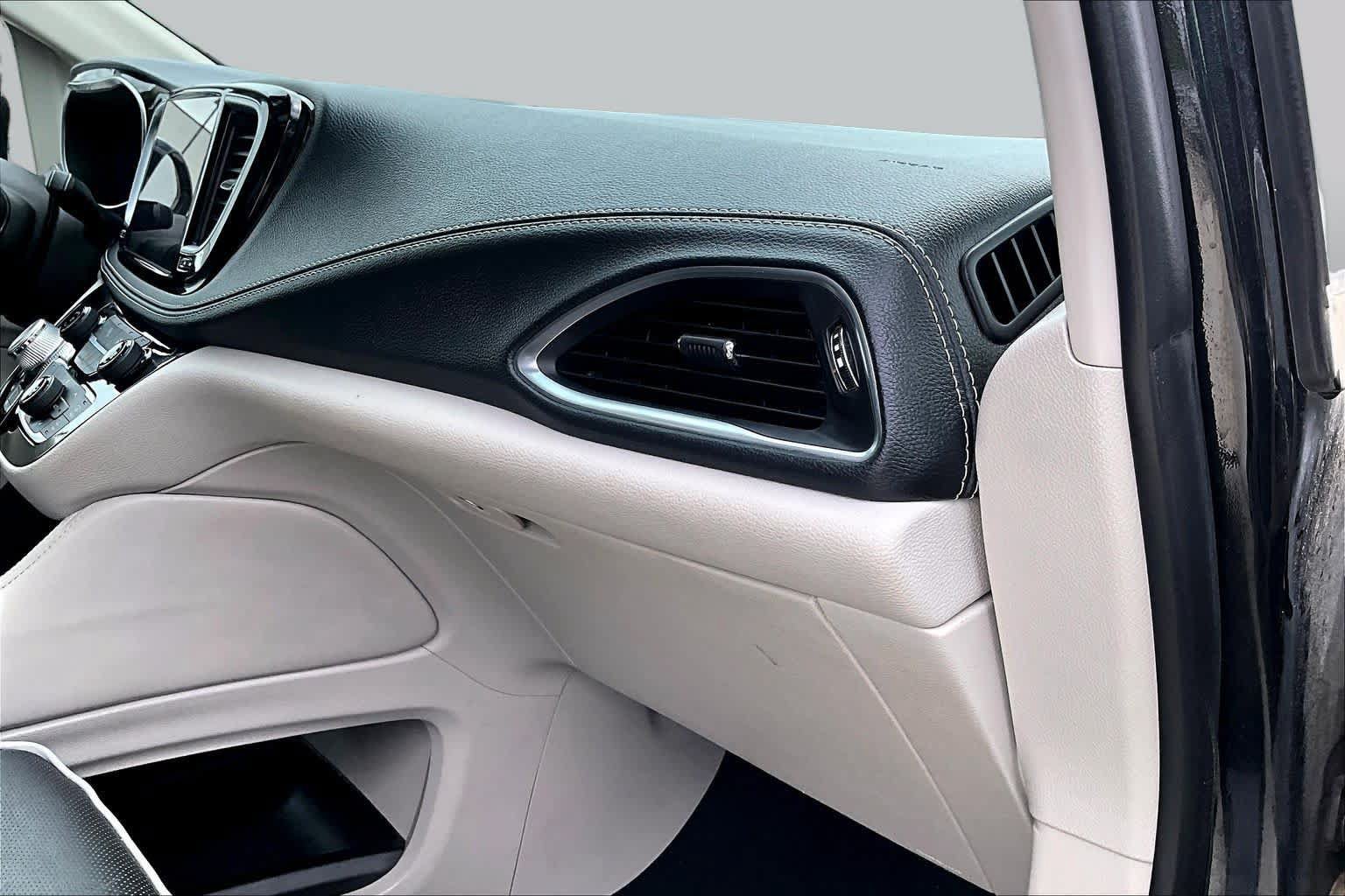Used 2023 Chrysler Pacifica Limited FWD image 18
