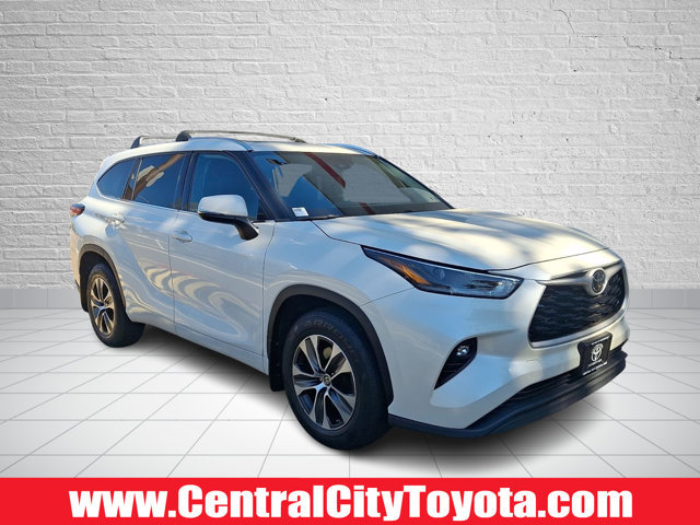Used 2021 Toyota Highlander XLE AWD/4WD image 1