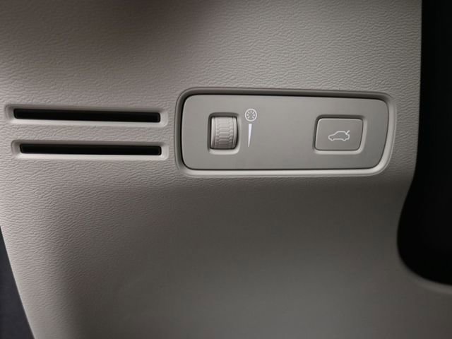 Used 2020 Volvo XC40 T5 Momentum w/ Premium Package image 18