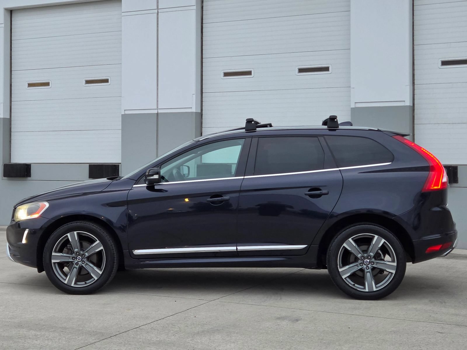 Used 2017 Volvo XC60 T6 Dynamic w/ Preferred Option Package AWD/4WD image 5