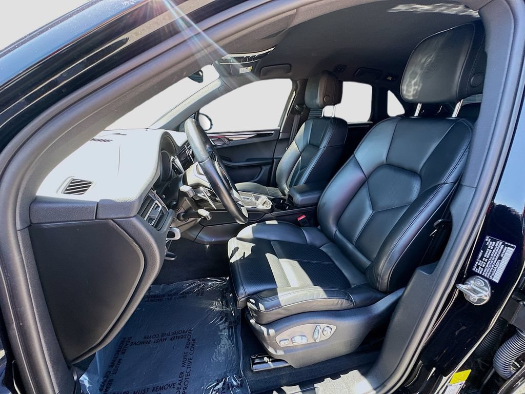 Certified 2023 Porsche Macan AWD/4WD image 5