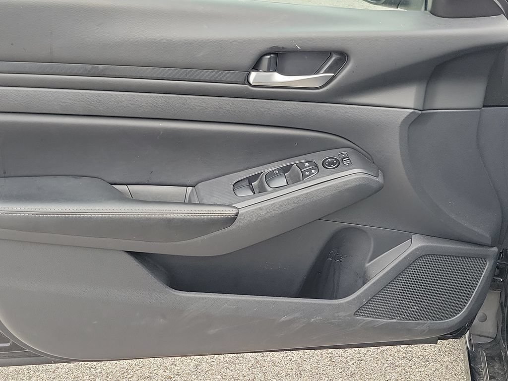 Used 2025 Nissan Altima 2.5 SV FWD image 19