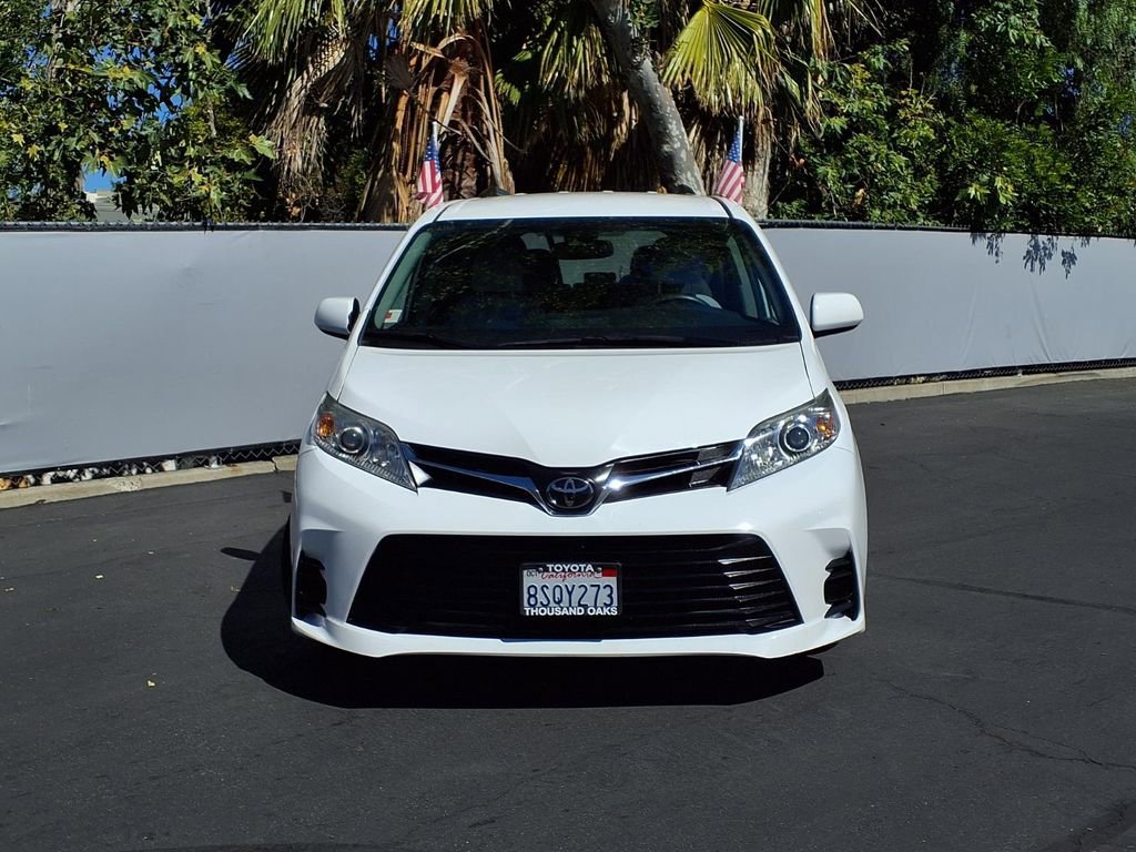 Used 2020 Toyota Sienna LE w/ Carpet Mat Package FWD image 2