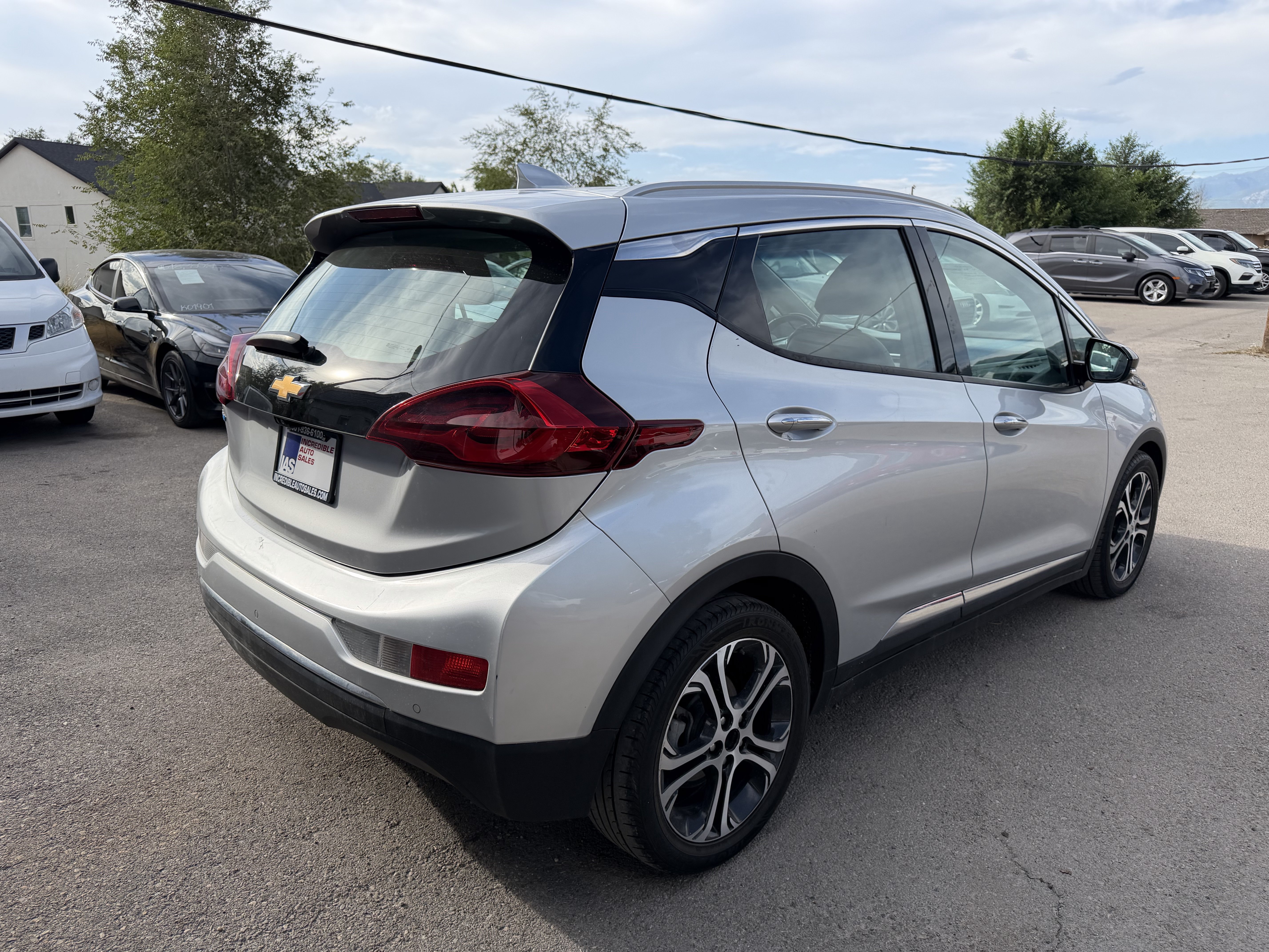 Used 2019 Chevrolet Bolt Premier w/ Infotainment Package FWD image 4