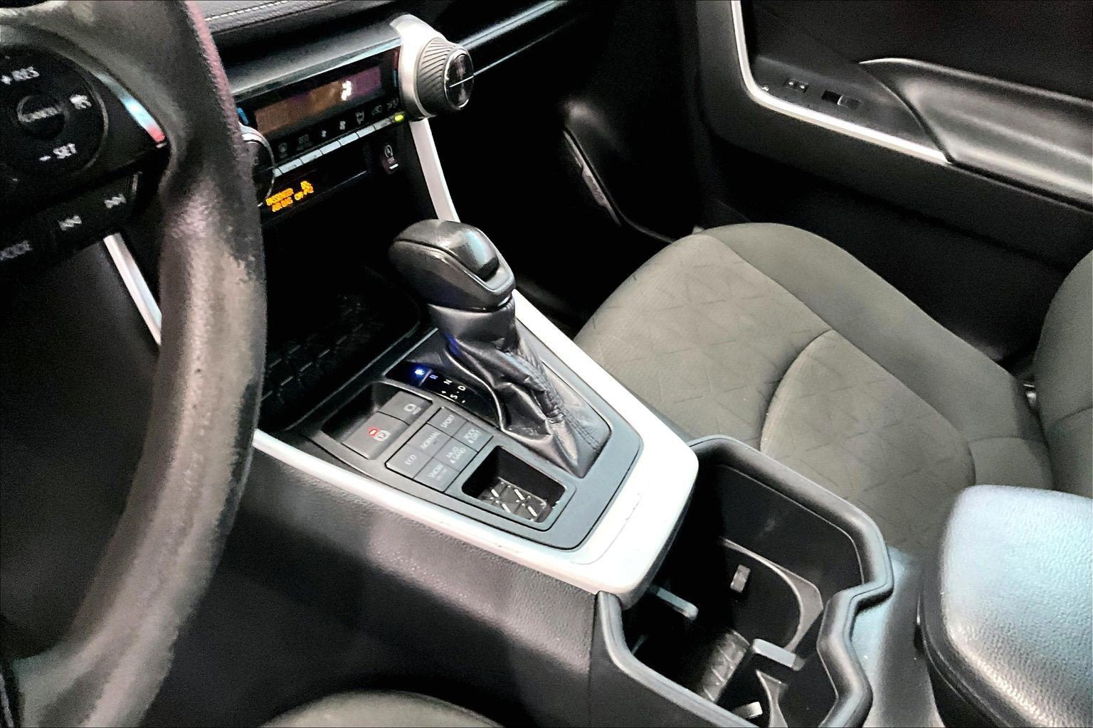Used 2022 Toyota RAV4 XLE AWD/4WD image 16