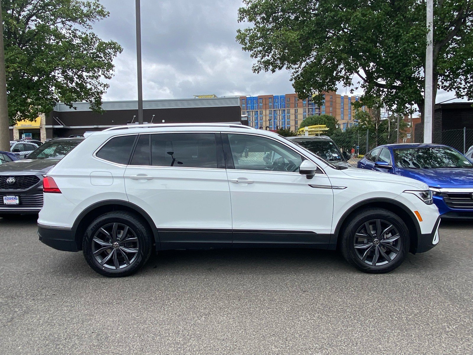 Certified 2024 Volkswagen Tiguan SE w/ Panoramic Sunroof Package FWD image 2