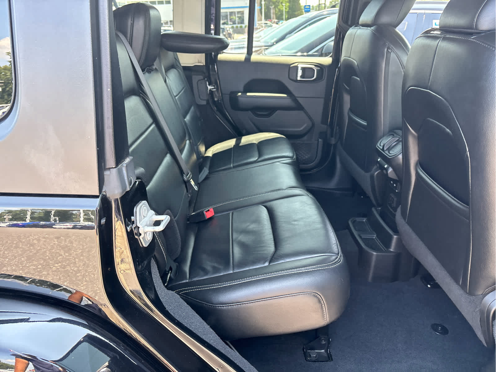 Used 2018 Jeep Wrangler Unlimited Sahara AWD/4WD image 30
