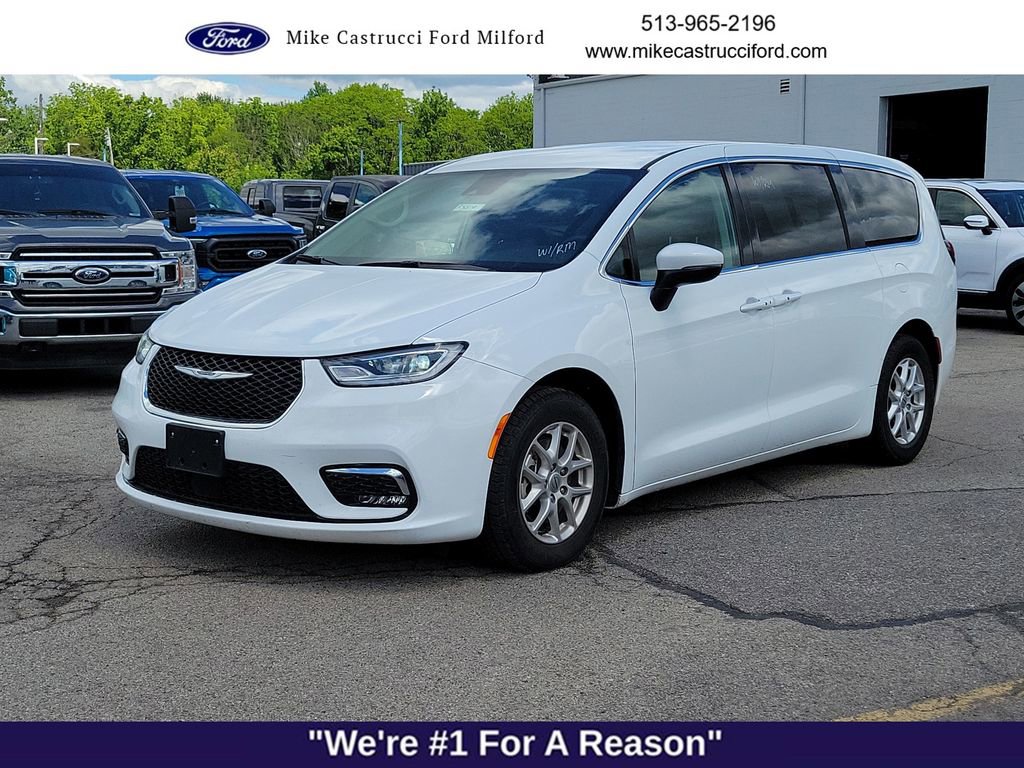 Used 2023 Chrysler Pacifica Touring-L FWD image 1