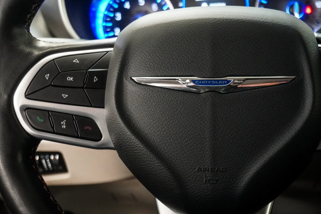 Used 2020 Chrysler Pacifica Touring-L FWD image 16