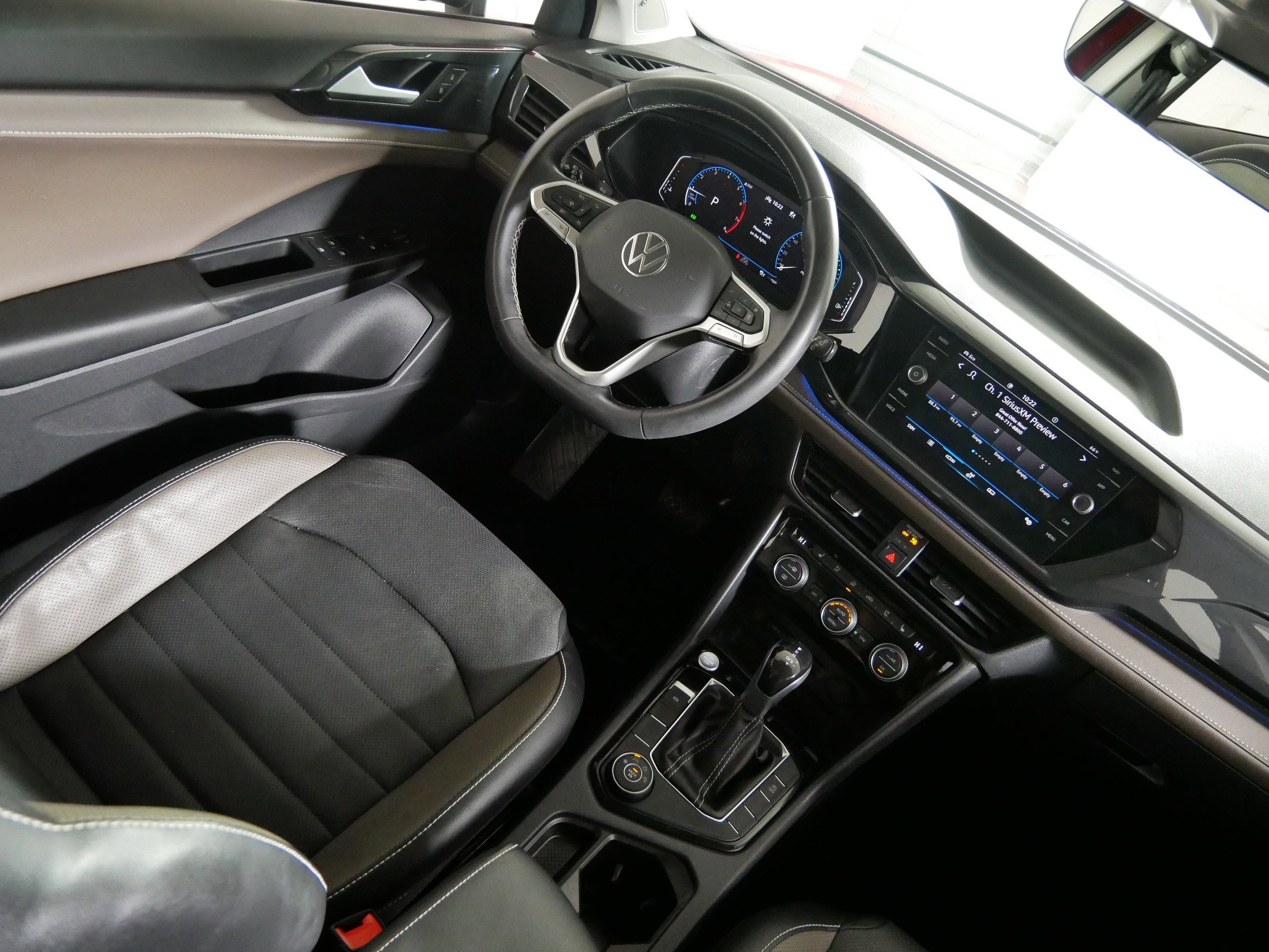 Certified 2022 Volkswagen Taos SEL w/ Panoramic Sunroof Package image 9