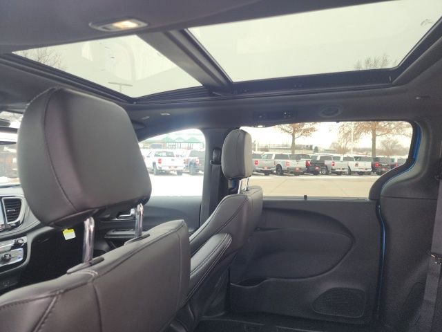 New 2026 Chrysler Pacifica Select w/ S Appearance Package image 19