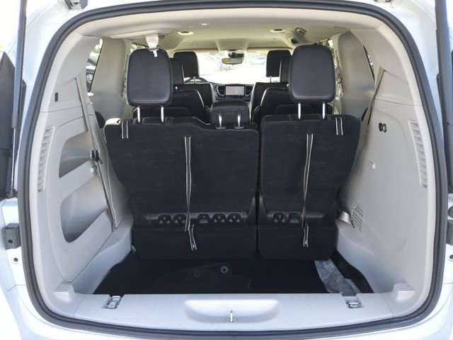 Used 2024 Chrysler Pacifica Touring-L image 12