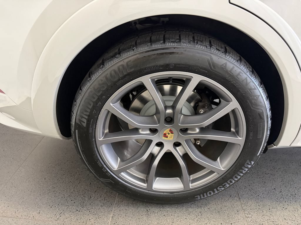 Certified 2024 Porsche Cayenne Coupe AWD/4WD image 12