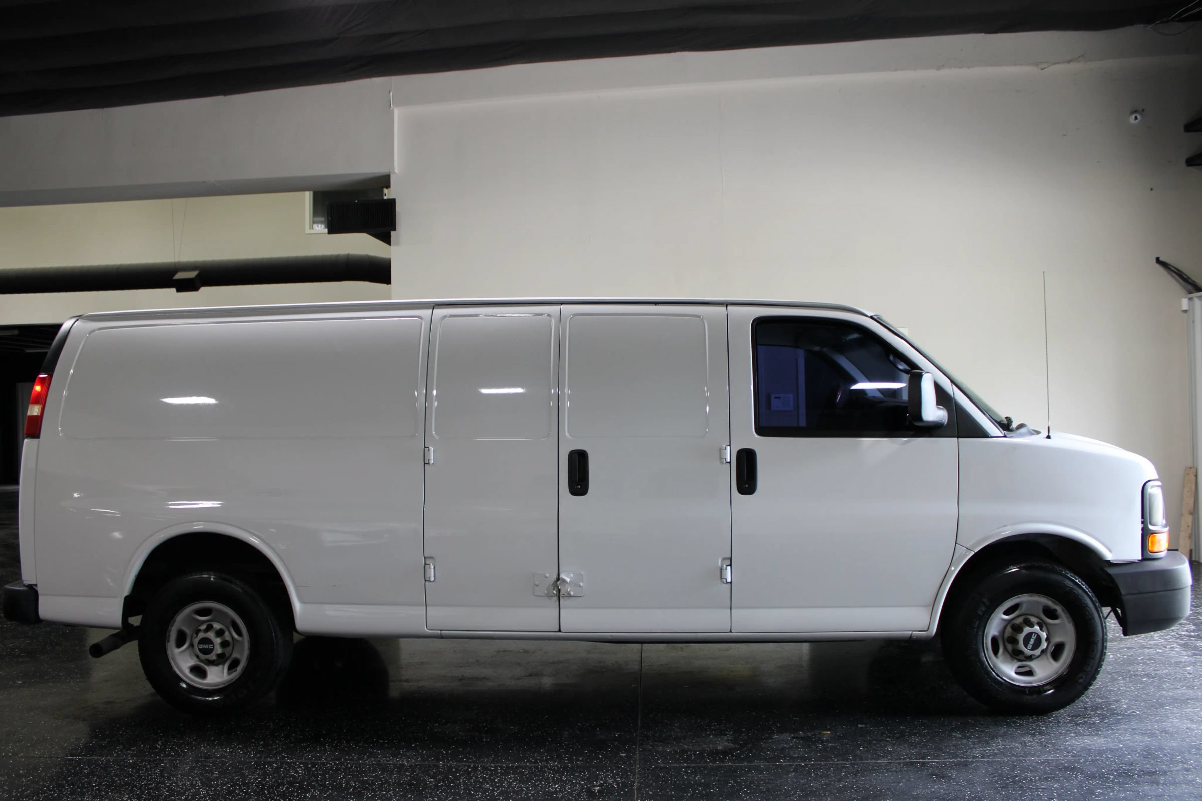 Used 2008 GMC Savana 2500 Extended RWD image 3
