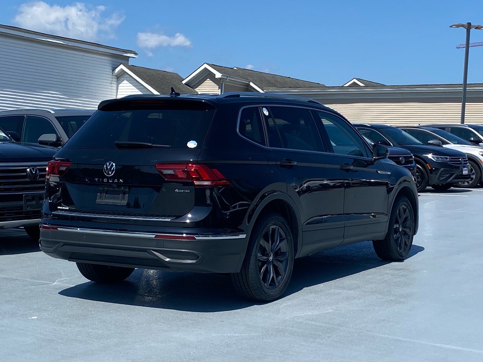 Used 2022 Volkswagen Tiguan SE AWD/4WD image 3