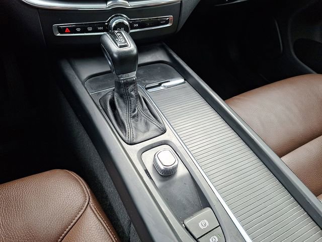 Used 2018 Volvo XC60 T6 Momentum w/ Advanced Package image 22