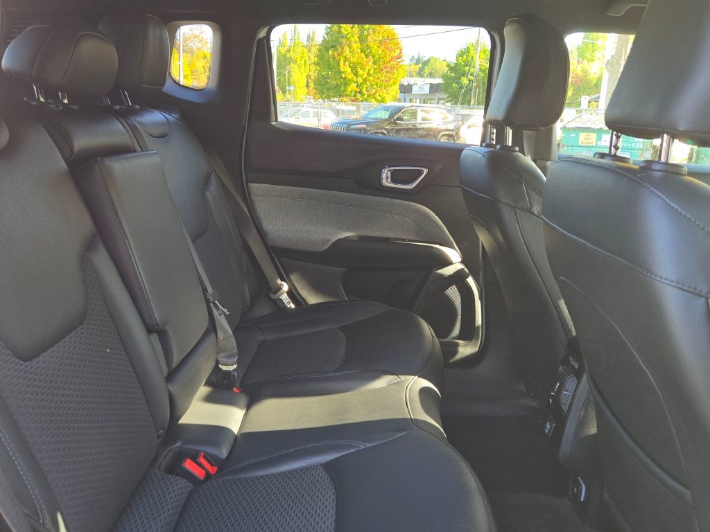 Used 2025 Jeep Compass Latitude AWD/4WD image 13