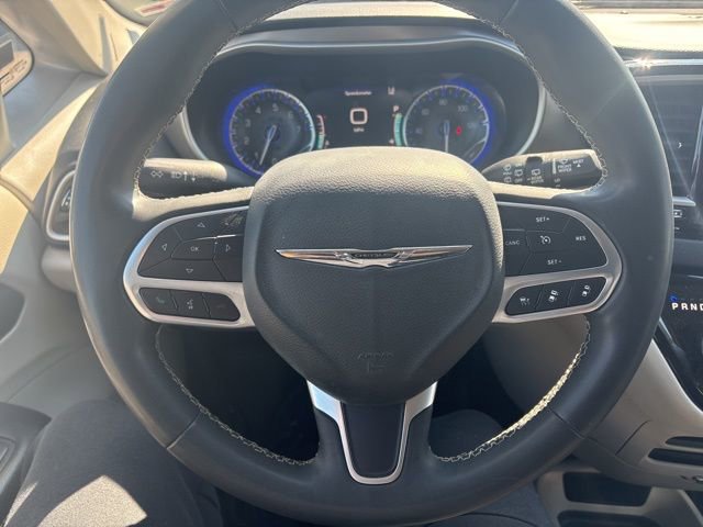 Used 2022 Chrysler Pacifica Touring-L image 15