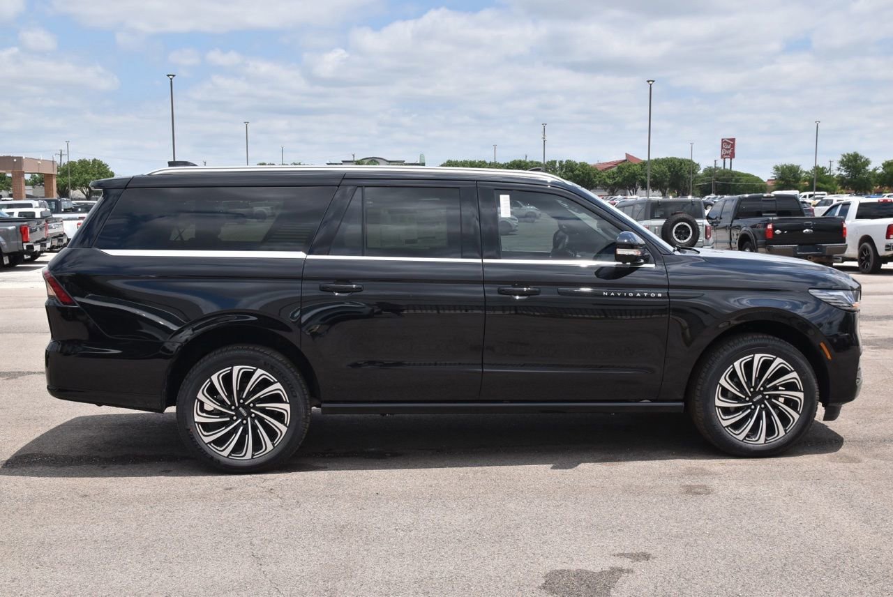 New 2026 Lincoln Navigator L Black Label AWD/4WD image 5