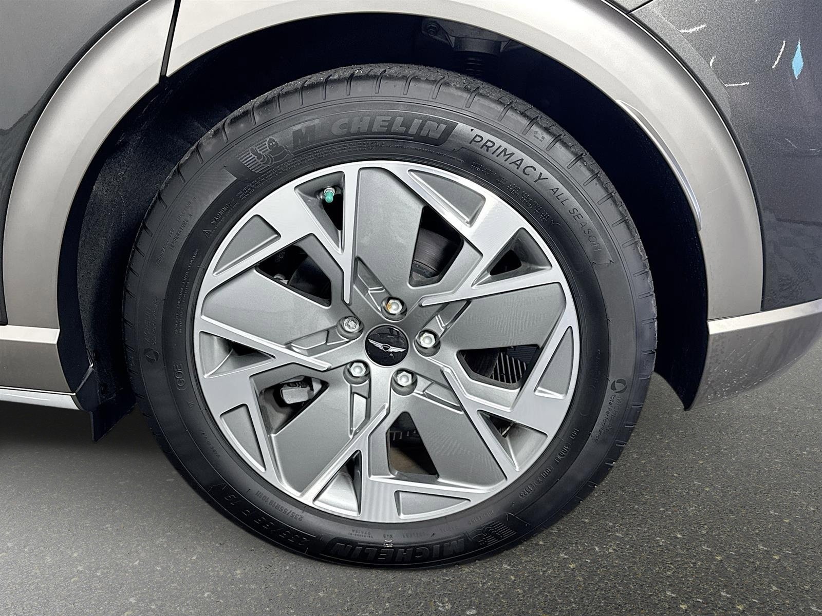 New 2024 Genesis GV60 RWD image 32