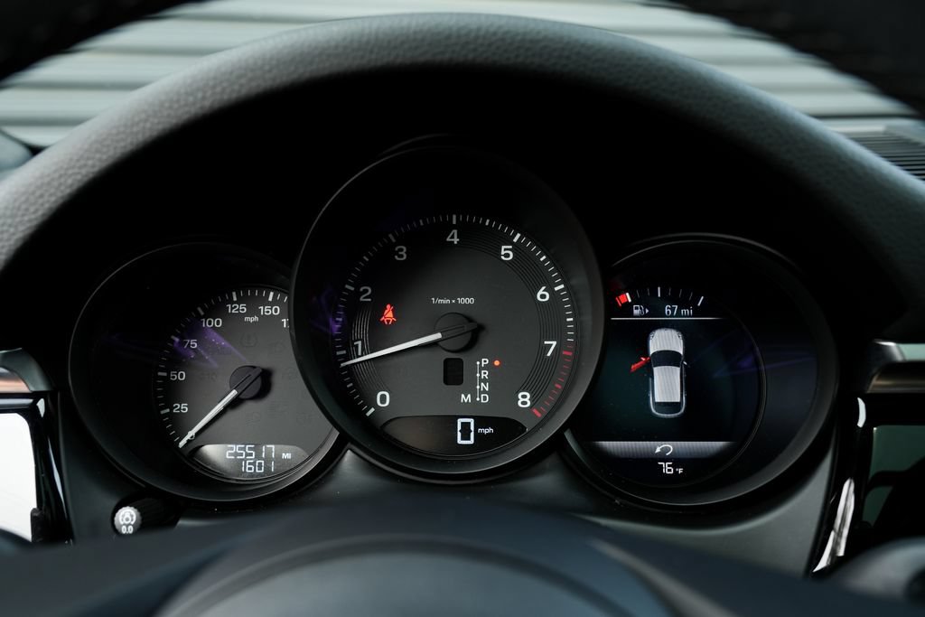 Certified 2024 Porsche Macan AWD/4WD image 27