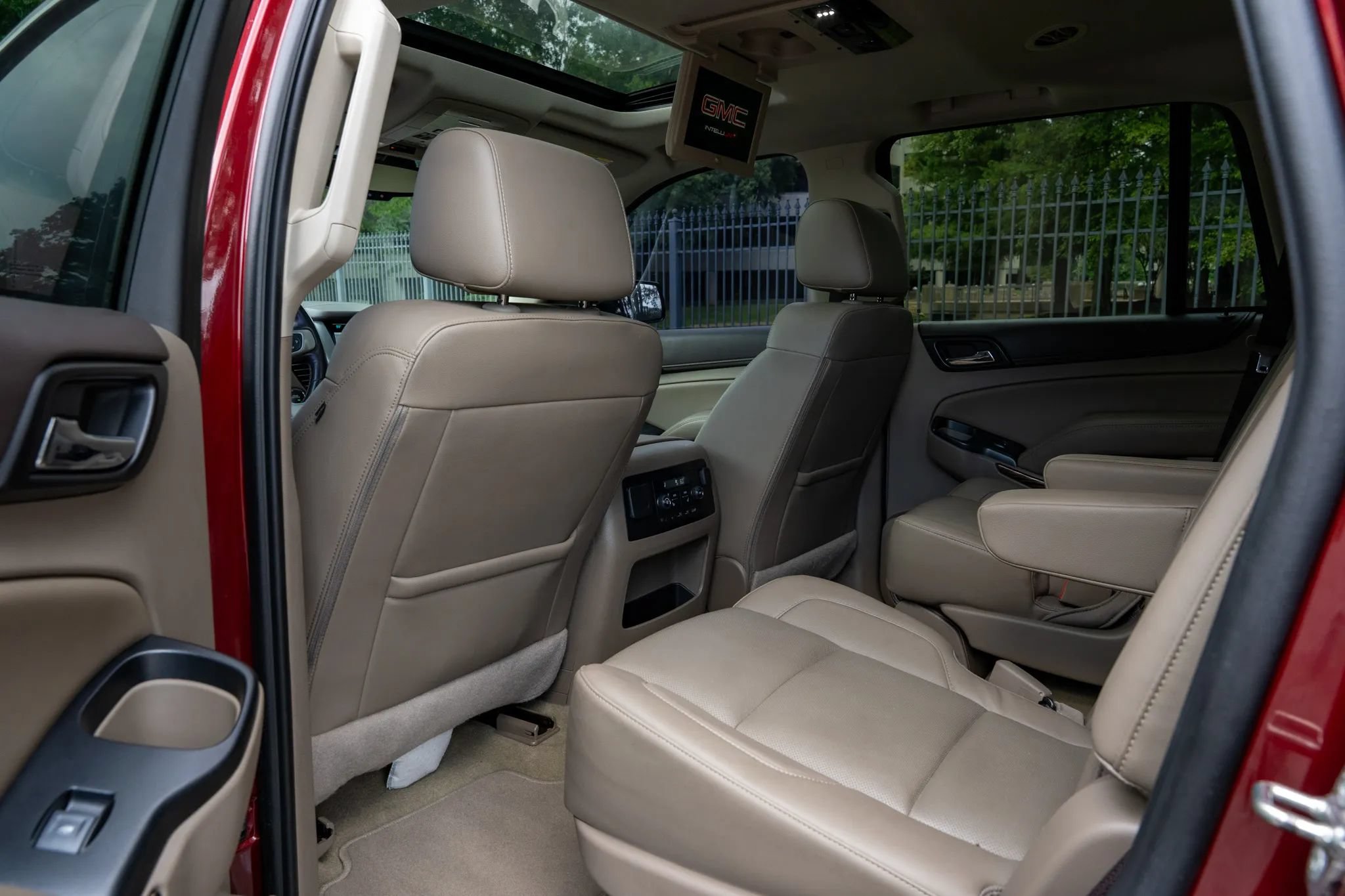 Used 2018 GMC Yukon SLT w/ Premium Edition RWD image 13