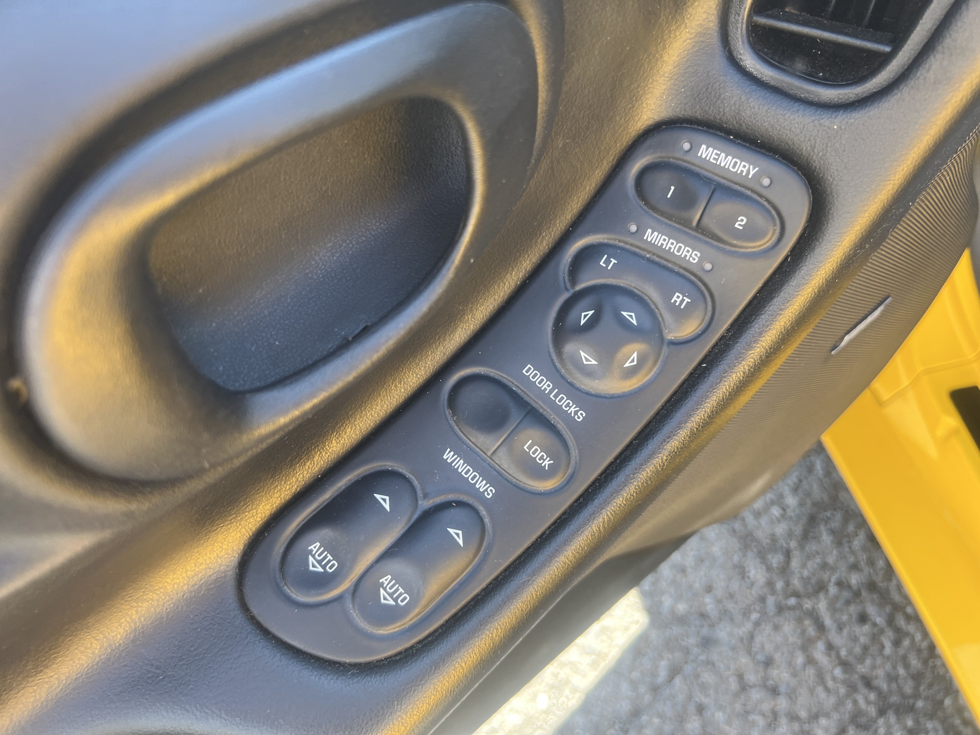 Used 2004 Chevrolet Corvette Convertible w/ Preferred Equipment Group RWD image 15